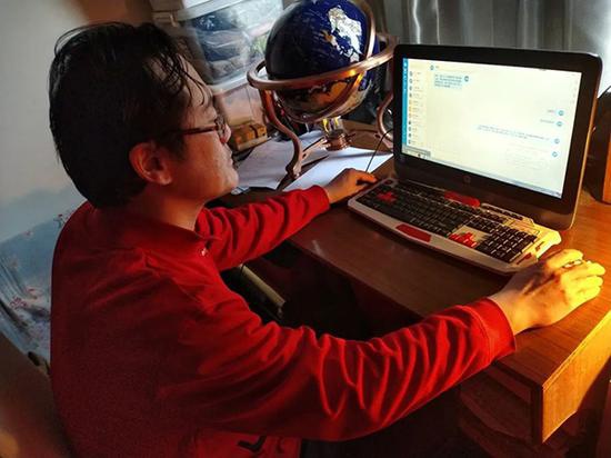 顾坚勇和学生网上互动。