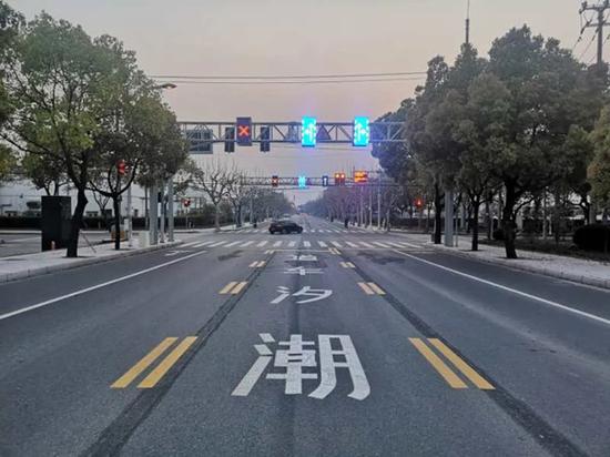 图说:新近开通的潮汐式可变车道。 松江公安供图