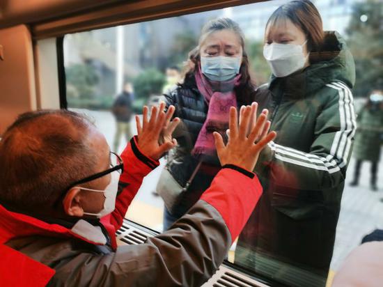 瑞金医院病理科主任王朝夫与家人道别。 上海瑞金医院 供图