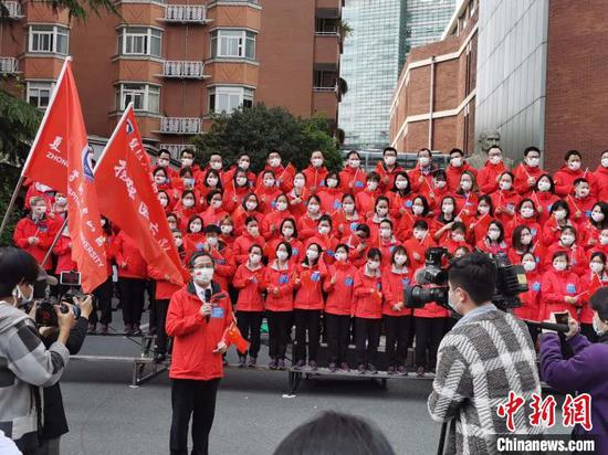 复旦大学附属中山医院第四批赴武汉医疗队136名队员解除隔离，回到医院。　陈静　摄