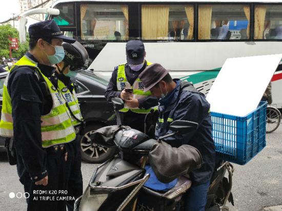 图说:警方在长征医院附近开展整治行动。警方供图