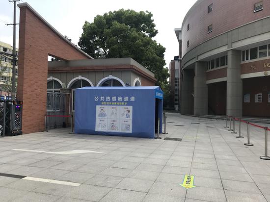 复兴高级中学校门口配备了红外成像测温仪的公共热感应通道。澎湃新闻记者 韩晓蓉 图