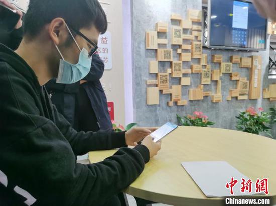 上海警方23日推出“线上居住登记、居住证办理即审即批”便民措施，即日起将在长宁区全域开展试点。（作者 上海警方供图）　李姝徵　摄