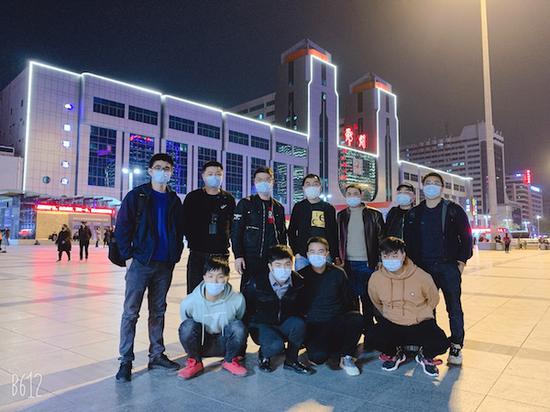 图说:警方经侦查,于今年4月初将4名嫌疑人抓获归案,发现所谓的“美女”全是男的 采访对象供图
