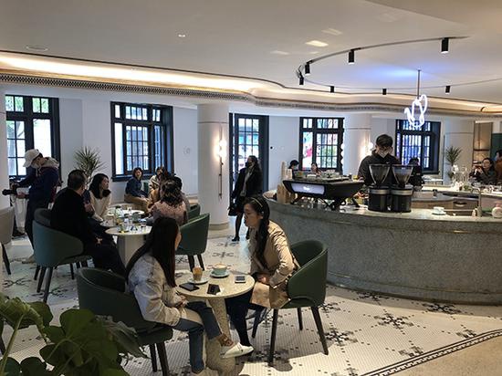 黑石公寓一楼连接书店的咖啡馆内几乎一座难求。澎湃新闻记者 陈伊萍 图