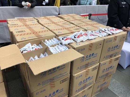 被查获的假冒大白兔奶糖 警方供图