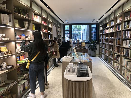 4月21日下午,“幸福集荟”书店有不少读者。澎湃新闻记者 陈伊萍 图