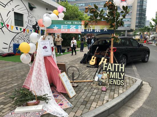 锦嘉路上,后备厢市集的创意展示随处可见