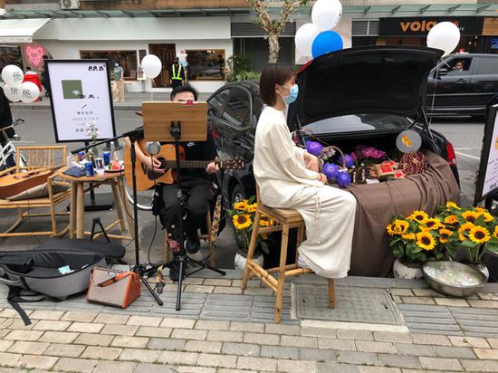 后备厢市集上,商户演唱和展示。
