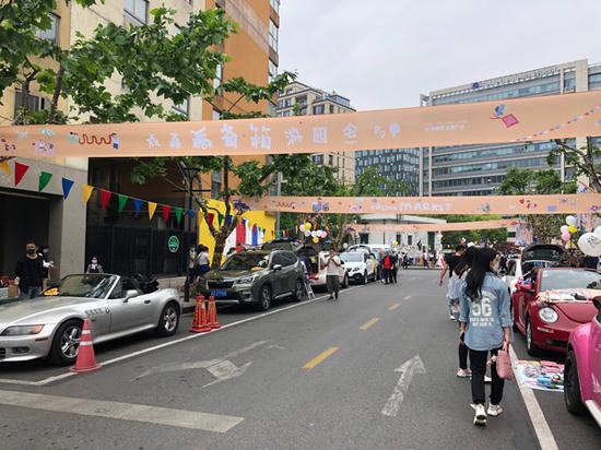 从大学路走上锦嘉路,后备厢市集的热闹夹道而来。 本文图片均为澎湃新闻记者 李佳蔚 图