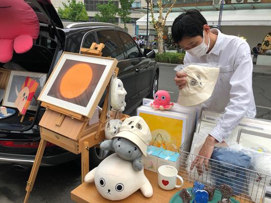 “The Space”画廊产出的海豹周边产品。