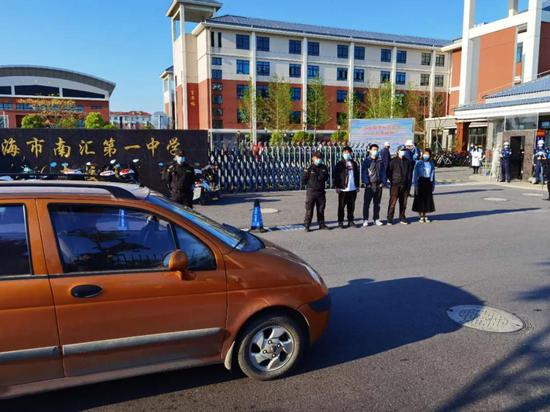 专业搬迁  公司浦东惠南镇将闲置空地改成停车  场 缓解家长停车  难