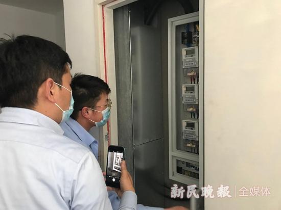 图说:验房师带居民查验电表