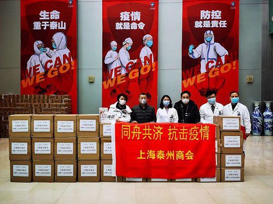 上海泰州商会捐献物资。图片来源：上海海关