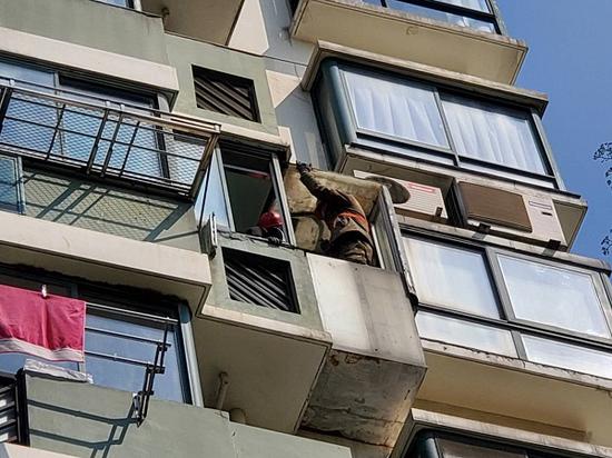图说:8楼飘窗间造出“空中楼阁”城管供图