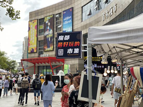 5月23日是首尔夜市“赭石与樱花粉”井亭天地咖啡甜品节开市第一天，天气晴好，游人如织。