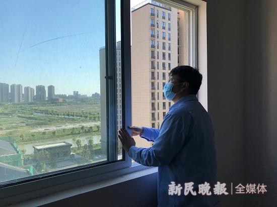图说:验房师正在验共有产权房