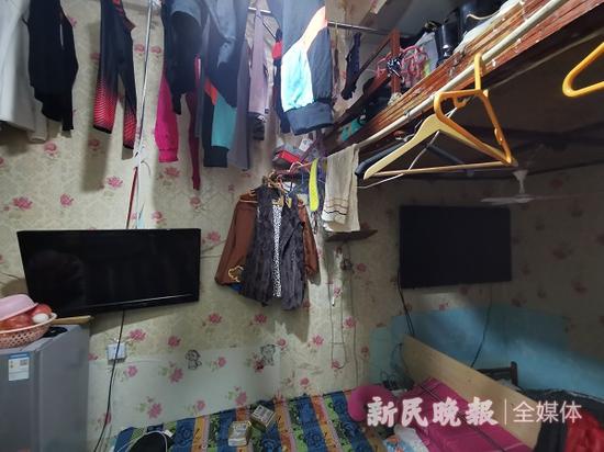 图说：李金凤即将告别这间夏热冬冷的小屋 新民晚报记者 杨玉红 摄