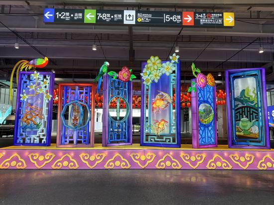 鸟语花香灯组以中国屏风为设计主题，屏风内容以四川和自贡文化为主。