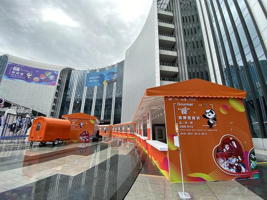 国展中心中央圆形广场上的美食区