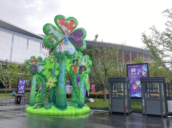 国家会展中心西入口处的“四叶草”造型花灯