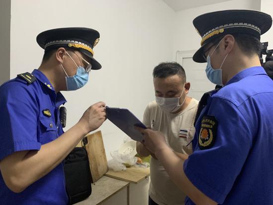 城管执法人员现场开出整改通知单,要求二房东在一周内将厨房和餐厅恢复原样。