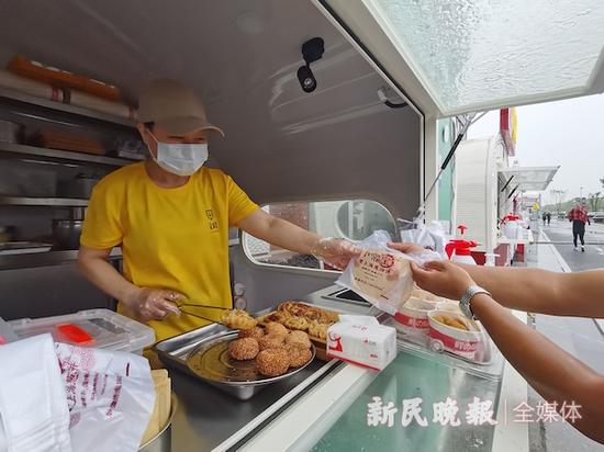 图说：顾晓娥正在制作传承了三代人的老上海葱油饼 新民晚报记者 金旻矣 摄