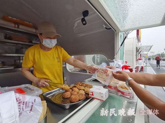 图说:顾晓娥正在制作传承了三代人的老上海葱油饼 新民晚报记者 金旻矣 摄