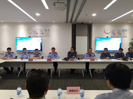 6月10日,四家单位对滴滴出行上海分公司开展执法检查。 上海市交通委执法总队供图