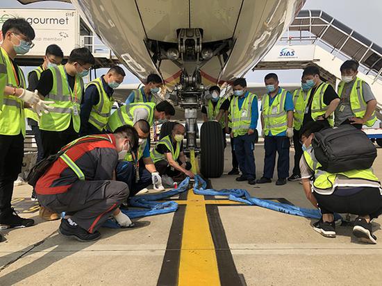 机场工作人员“拉”来A330大型客机演练航空器系留操作流程
