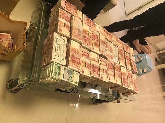 犯罪团伙准备分赃的现金。 本文图均为浦东警方供图
