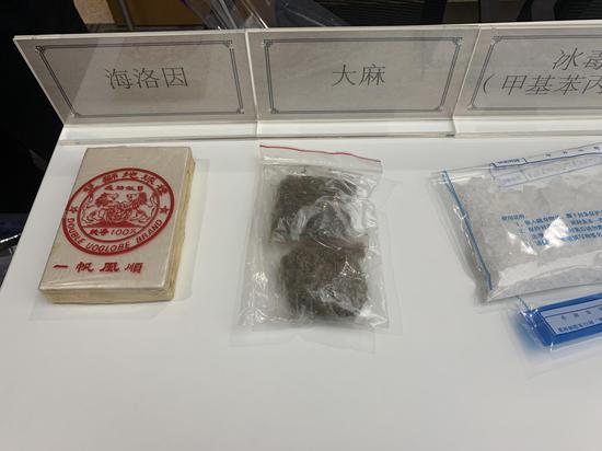 2020年6月23日，上海警方展出的各类毒品。 本文图片均为澎湃新闻记者 朱奕奕 图