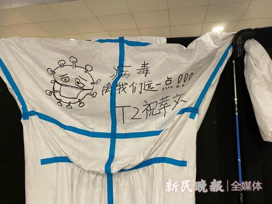 图说:历届志愿者的“战袍”。李一能 摄