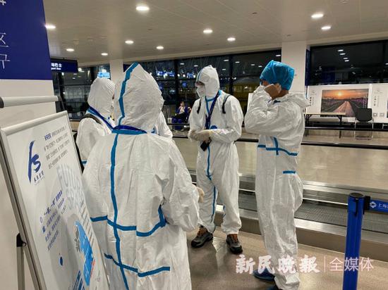 图说:“大白”们交接工作。李一能 摄