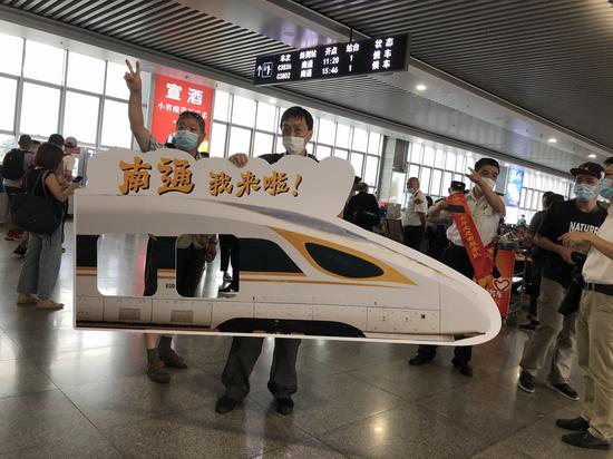 乘客们正等待上车。