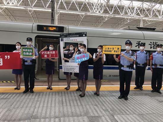 列车乘务员欢迎乘客上车。本文图片 澎湃新闻记者 李佳蔚