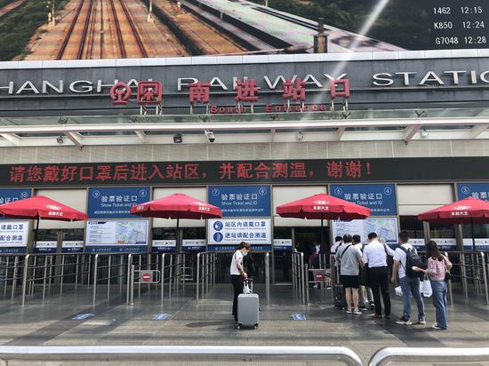 乘客正在排队进火车站。