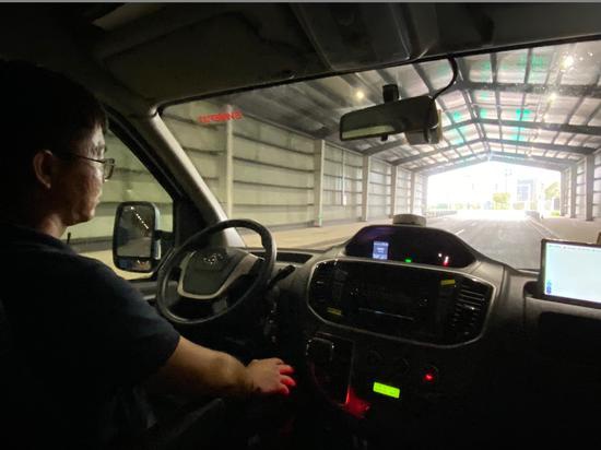 澎湃新闻记者乘坐的上汽大通无人驾驶接驳车穿越500米长的黑暗隧道