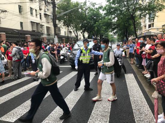 图说：民警护航高考