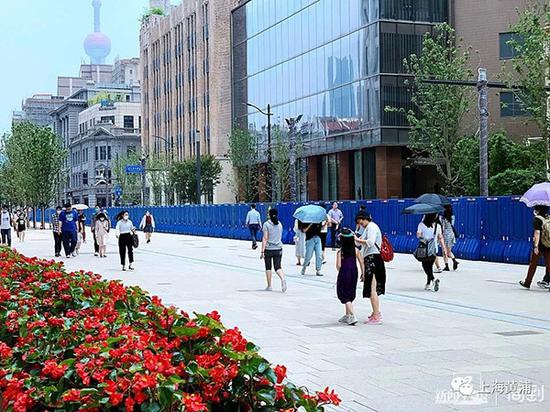 原先围着工程护栏的南京路步行街东段北半幅，已经有行人正常来往通行。 上海黄浦微信公众号 图