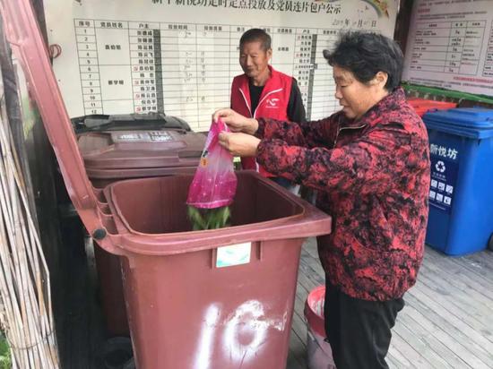 蓝东居委将湿垃圾制成了除臭剂,用来消除垃圾投放点的异味。 本文图片均为“绿色上海”微信公号 图