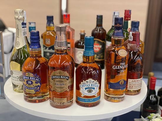 保乐力加展示的洋酒。