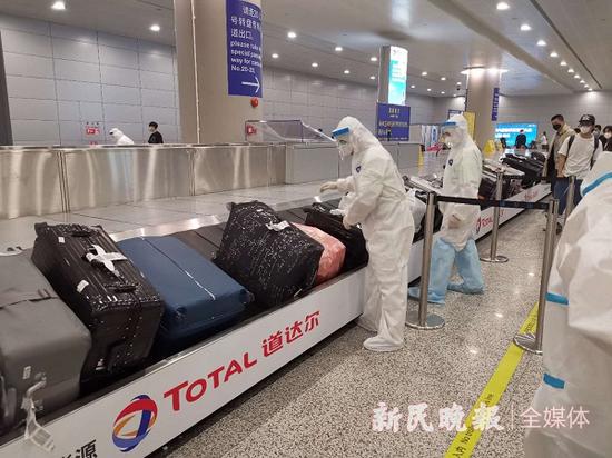 图说：行李查询员正在整理行李