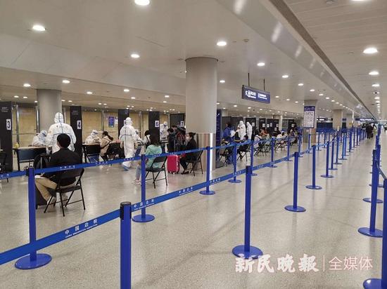图说：入境旅客正接受海关流调