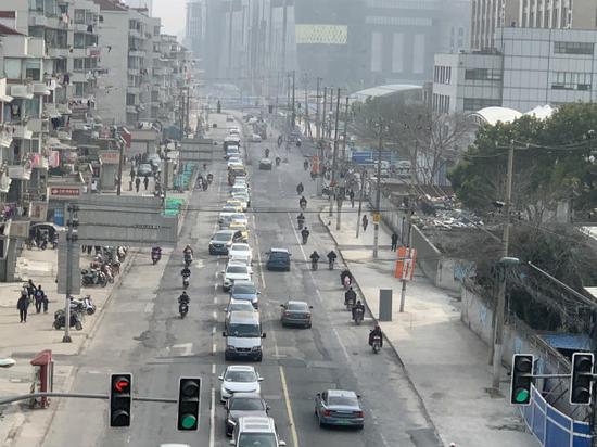 图说:道路改造贯通前 苏荷婉/摄(下同)