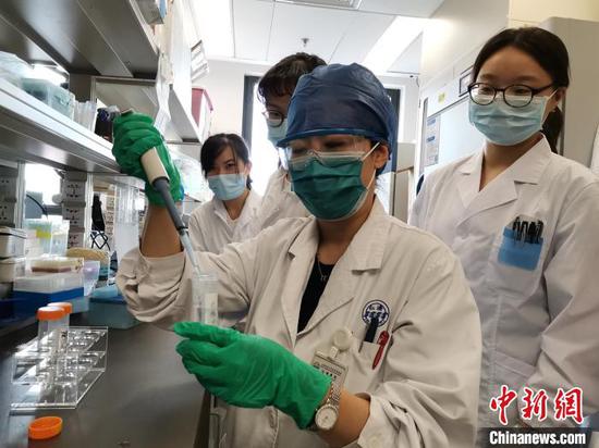  中国专家学者的研究最终实现了糖尿病视网膜病变精准体外诊断，其灵敏度高达94%。仁济医院供图
