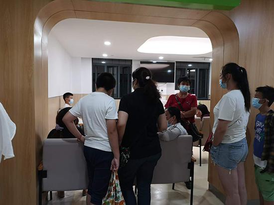 晚7时左右,上海市儿童医院北京西路院区专家门诊,家长带着孩子预约了“夜门诊”。