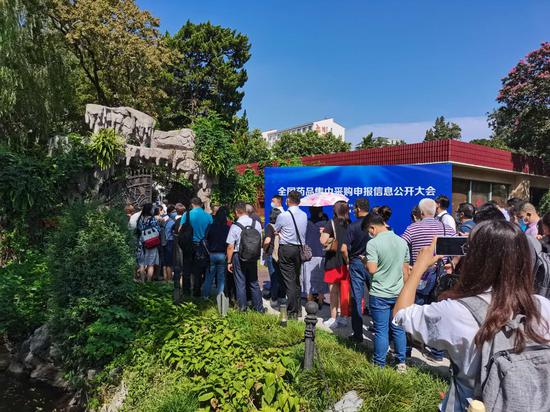 第三次集采现场拿到入场券的企业代表排队等入场