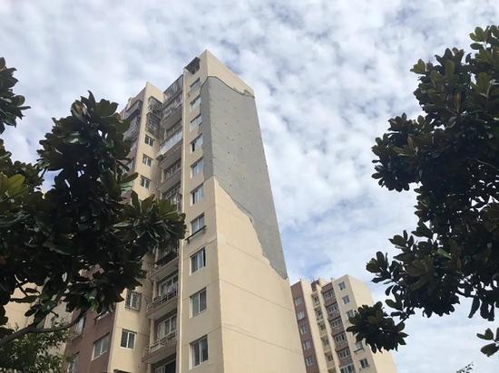 图说:房屋的保温层脱落 摄影/姚储杰(下同)
