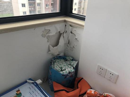 图说:小区业主家墙面渗水起皮